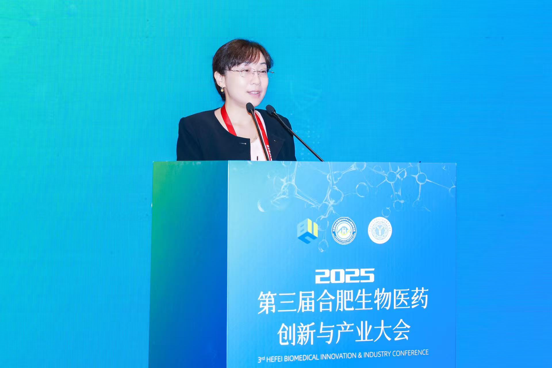 主持人 白丽.jpg